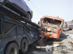 常德一轿运车停路边被渣土车撞 渣土车头部玻璃全碎(图) - 长沙新闻网