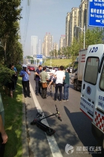 男子骑电动滑板车摔倒 城管队员出手相助 - 长沙新闻网