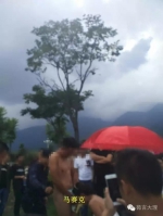 云南5A级景区外现奇葩闹婚 2裸男被捆树上遭泼墨砸鸡蛋 - 长沙新闻网