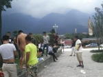 云南5A级景区外现奇葩闹婚 2裸男被捆树上遭泼墨砸鸡蛋 - 长沙新闻网