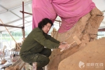 （（上届金奖获得者王钢正在制作本届雕塑节的作品。）） - 长沙新闻网
