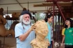 塞尔维亚雕塑大师为长沙环卫工“橙衣侠”造像 - 长沙新闻网