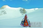 阳燚在海拔5700米、零下22℃的雪山上摆出各种造型，拍艺术照。(图片由受访者提供) - 新浪湖南