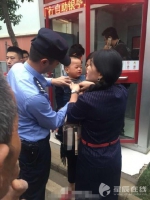 1岁萌娃把自己关进银行自动柜员机 民警跳霹雳舞哄他(图) - 长沙新闻网