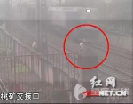 临湘5个熊孩子和火车“躲猫猫” 逼停火车7分钟(图) - 长沙新闻网