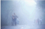 10月23日，长沙岳麓山景区，大雾弥漫，游客仿佛置身于画中。当天是农历的霜降节气，霜降是秋向冬过渡的开始，天气渐冷。   记者 唐俊 摄 - 新浪湖南