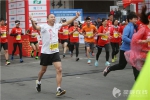 “长马”开跑啦 14个国家2万名选手跑动山水洲城 - 长沙新闻网