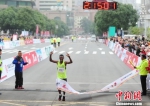 2016长沙国际马拉松赛开跑 两万人约跑尽览城市美景 - 湖南新闻网