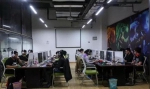 七煌电竞暂设于南京的训练基地，20名兴趣班学员按竞技水平从右至左依次递减排序。 - 长沙新闻网