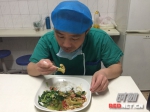 湖南一外科医生用棉签吃饭，难道外卖小哥没给筷子? - 长沙新闻网