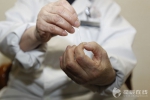 76岁老中医指尖功夫了得 让小小银针“游走于巷” - 长沙新闻网