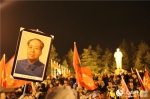 毛泽东同志诞辰123周年 各地群众凌晨冒雨缅怀【10】 - 长沙新闻网