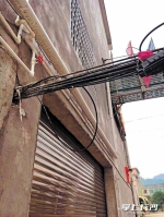 浏阳一街道20户民房被一束电缆穿墙过 被戏称"糖葫芦" - 长沙新闻网