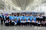 长沙黄花机场春运首日 26名长郡学生志愿者助旅客出行 - 长沙新闻网