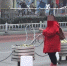 女子横穿马路嫌隔离栏挡路 竟徒手将隔离栏掰掉 - 长沙新闻网