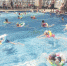 长沙各大游泳馆开始迎来旺季，都在加大推广力度吸引市民办卡和参加游泳班。长沙晚报记者 石祯专 摄 - 新浪湖南