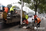 市政工人冒雨修复人行道 桐梓坡路沿线今日将完工 - 长沙新闻网