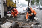 市政工人冒雨修复人行道 桐梓坡路沿线今日将完工 - 长沙新闻网