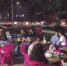 6月13日深夜，市民们在长沙市人民西路一家夜宵店外边吃烧烤边看球。 - 新浪湖南