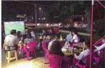 6月13日深夜，市民们在长沙市人民西路一家夜宵店外边吃烧烤边看球。 - 新浪湖南