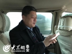 图为刘孝平在车上发红包 - 长沙新闻网