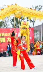 长沙县舞龙舞狮闹元宵  十二岁孩子扛“龙珠” - 长沙新闻网