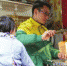 　　2月18日，长沙雨花区王公塘街，湖大毕业生孙亚明创业卖起了红薯。图/实习生徐士洁记者陈正 - 新浪湖南