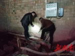 （今天零点，浏阳市环保局环境监察执法人员到大瑶镇南阳村对三家造纸厂进行现场调查。） - 新浪湖南