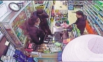 　　龚某抢劫超市时的视频截图 - 长沙新闻网