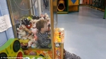 爱尔兰幼童爬进娃娃机抓娃娃被困其中(图) - 长沙新闻网
