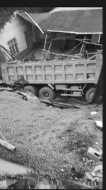 渣土车躲避拖拉机翻下坡道 事故造成两人受伤 - 湖南红网