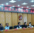 州人民政府秘书长、办公室主任包太洋宣读湘西州人民政府关于在州直单位实行朝九晚五作息制度的议案。 - 新浪湖南