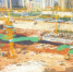 5月16日，长沙汽车南站综合交通枢纽建设现场，工人们在基坑底进行底板钢筋绑扎及防水施工。

    记者 田超 通讯员 刘勇 摄 - 新浪湖南