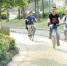 共享单车在长沙日渐流行，越来越多的年轻人爱上了这种新的出行方式。 长沙晚报记者 王志伟 摄 - 湖南红网