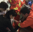 在医院急诊科，消防队员对卡住小欣右手的榨汁机进行破拆。 - 新浪湖南