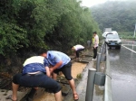 雨势很大，民警只能徒手打开排水通道加快路面排水 - 新浪湖南
