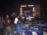 深夜，长沙县环保局洪水中紧急处置和转移废塑料桶 - 环境保护厅