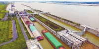 7月10日，湘江长沙综合枢纽，几艘货船有序通过2号船闸。 湖南日报记者 田超 摄 - 新浪湖南