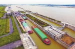 7月10日，湘江长沙综合枢纽，几艘货船有序通过2号船闸。 湖南日报记者 田超 摄 - 新浪湖南
