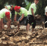 7月13日，长沙市芙蓉区走马楼社区的志愿者在橘子洲景区沙滩乐园清理淤泥，为开园做准备。  傅聪摄 - 新浪湖南