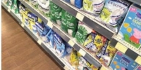 8月3日，在王府井百货负一楼超市内，有产自呼伦贝尔的雀巢全脂奶粉在售。（三湘都市报记者 朱蓉 摄） - 新浪湖南