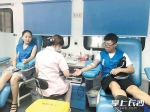长沙市中心医院护士刘玲玲（左）和刘玉（右）为曹新宇互助献血。 长沙晚报通讯员 汤雪 摄 - 湖南红网
