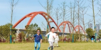 蓝天下，孩子们在湘江西岸的草地上快乐地玩耍。 - 湖南红网