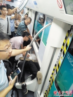 男子地铁上发病 乘客让出整排座位 - 湖南红网