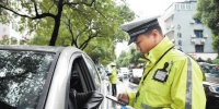 昨日上午，交警对湘雅路上的违停车辆进行依法查处。长沙晚报记者 刘琦 摄 - 新浪湖南