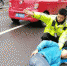 看受伤的电动车司机躺在地上无法动弹，肖亮摘下警帽垫在他头下，一边疏导交通。交警供图 - 新浪湖南