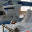 9岁的李颖正躺在常德烧伤整形医院重症病床上，身体被裹上厚厚的纱布，动弹不得 尚一网记者 王浪 摄 - 新浪湖南