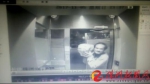 男子举着石头砸向ATM机（视频 截图） - 新浪湖南