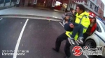民警抱着男孩赶往急救室。尚一网通讯员 刘小满 汤雅琴 摄 - 新浪湖南