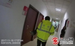民警抱着男孩赶往急救室。尚一网通讯员 刘小满 汤雅琴 摄 - 新浪湖南